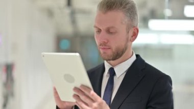 Dijital Tablet kullanan Çekici Genç İşadamının Portresi