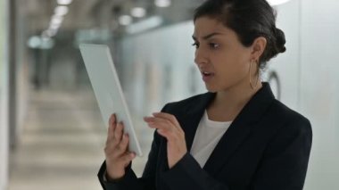 Tablette Kaybı Olan Genç Hintli İş kadınının Portresi