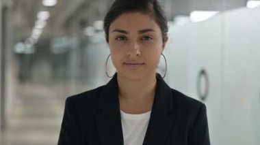 Genç Hintli İş Kadını Başparmaklarını Aşağı Çekiyor 