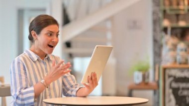 Tablette Başarı Kutlaması İçin Heyecanlı Genç Hintli Kadın