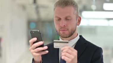 Smartphone 'da Çevrimiçi Ödeme Yapan Genç İşadamının Portresi 