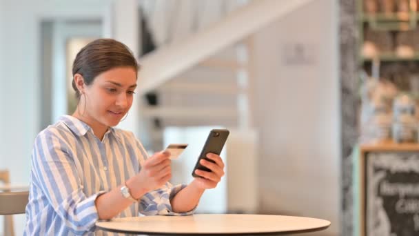 Pagamento online bem sucedido no Smartphone por mulher indiana no Café — Vídeo de Stock