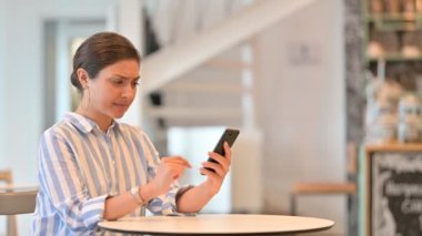 Genç Hintli Kadın 'ın Smartphone' da Kaybetmesi Hayal kırıklığına uğrattı 