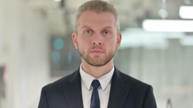Kameraya Bakan Ciddi Genç İş Adamının Portresi 