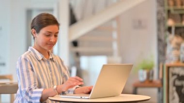 Kafe 'de Dizüstü bilgisayarda Başarı Kutlaması Yapan Heyecanlı Genç Hintli Kadın 