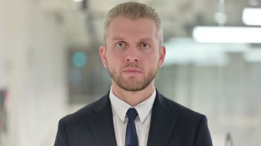 Kayıp ve Başarısızlığa Tepkili Genç İşadamının Portresi