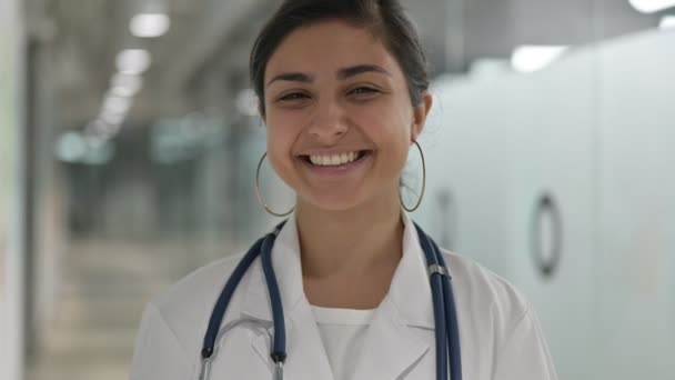Портрет улыбающейся индийской женщины-врача, смотрящей в камеру — стоковое видео