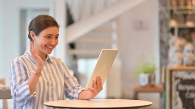 Profesyonel Hintli Kadın Tabletten Video Çağrısı Yapıyor 