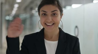Video Sohbeti yapan güzel Hintli genç iş kadınının portresi