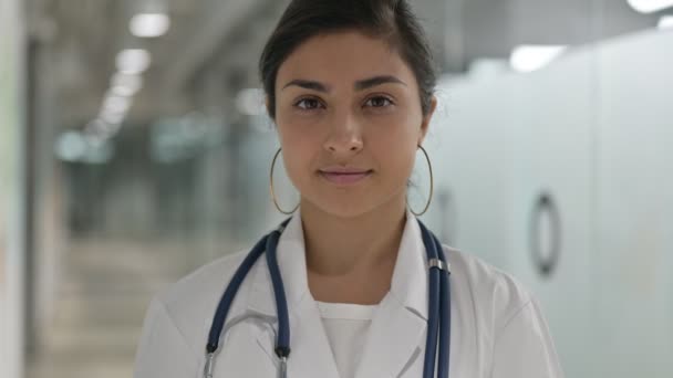 Retrato de grave indiana feminino médico olhando para câmara — Vídeo de Stock