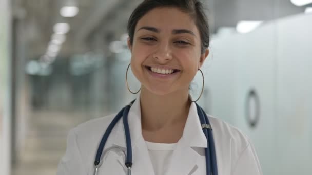 Retrato de bela indiana feminino médico fazendo vídeo chat — Vídeo de Stock