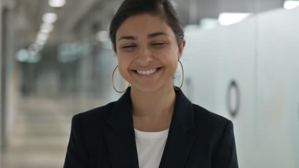 Porträtt av ung indisk affärskvinna som säger ja genom att skaka huvudet — Stockvideo