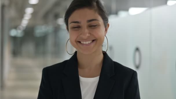 Retrato de Jovem Empresária Indiana dizendo Sim por Shaking Head — Vídeo de Stock