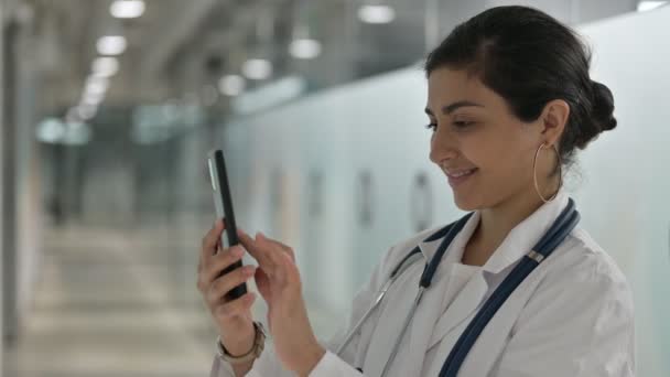 Relaxado indiano feminino médico usando Smartphone no Café — Vídeo de Stock