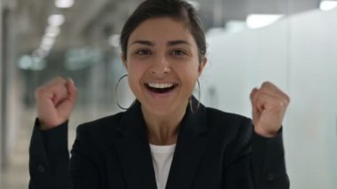 Heyecanlı Genç Hintli İş Kadını Portresi Başarı Kutlaması