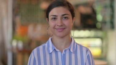 Genç Hintli Kadın 'ın Portresi Sallanan Kafa' yla Evet Diyor