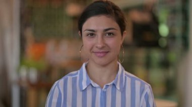 Zafer İşareti Gösteren Minnettar Genç Hintli Kadın Portresi 
