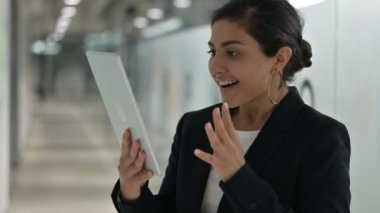 Tablette Başarı Kazanan Heyecanlı Genç Hintli İş kadınının Portresi