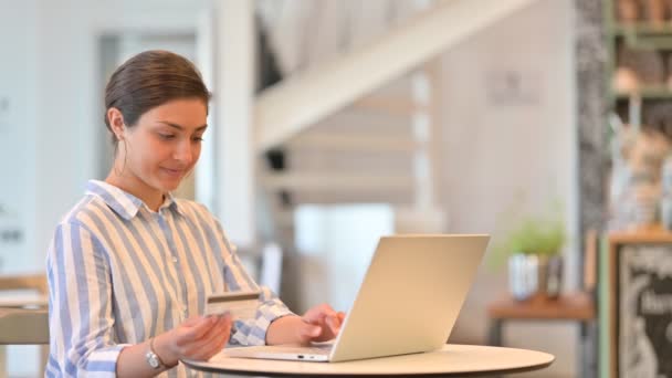 Indiai nő, hogy sikeres online fizetés Laptop az irodában — Stock videók