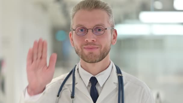 Портрет доброзичливого молодого лікаря на відеозв'язку — стокове відео