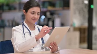 Kafe 'de Tablet kullanan Ciddi Profesyonel Hintli Kadın Doktor 