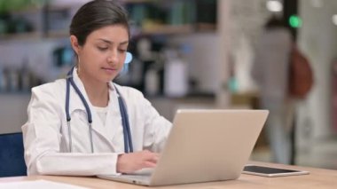 Cafe 'de dizüstü bilgisayarda çalışan Hintli profesyonel kadın doktor. 