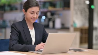 Kafe 'de dizüstü bilgisayarla çalışan Hintli genç iş kadını 