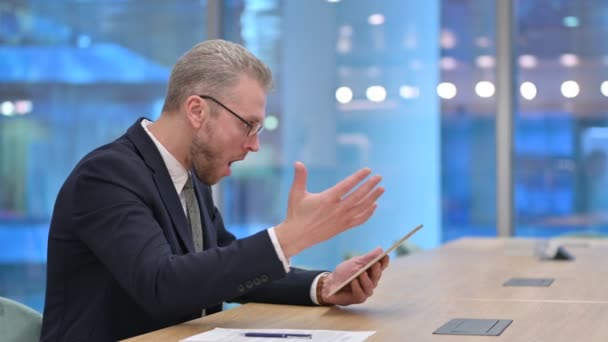 Pettynyt nuori liikemies reagoi tappio Tablet in Office — kuvapankkivideo