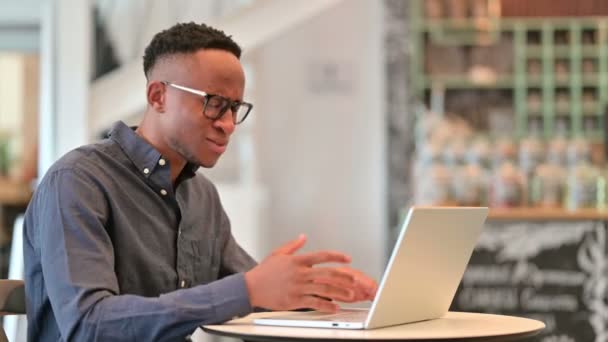 Втрата, африканський чоловік відреагував на невдачу на ноутбуці в кафе — стокове відео