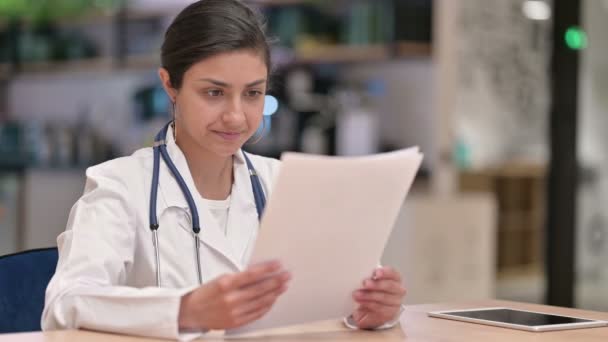 Médica indiana focada fazendo Papelada — Vídeo de Stock