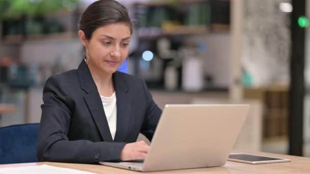 Jovem empresária indiana atraente com laptop mostrando nenhum sinal — Vídeo de Stock