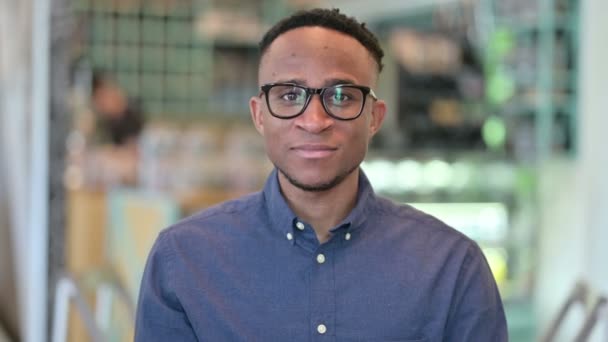 Retrato de un joven africano feliz señalando con el dedo — Vídeos de Stock