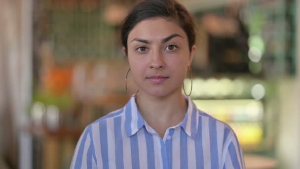 Retrato de mujer india estricta poniendo dedo en los labios, signo silencioso — Vídeos de Stock