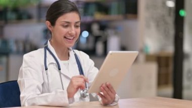 Profesyonel Hintli Kadın Doktor Tablet 'te Video Çağrısı Yapıyor 