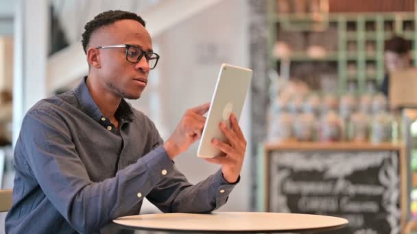 严重的非洲专业人士在咖啡店使用平板电脑 — 图库视频影像