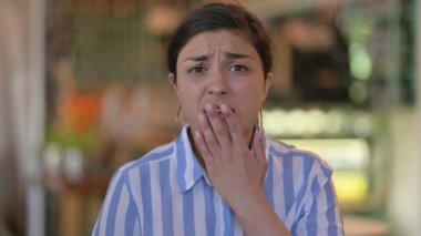 Kayıp ve Başarısızlığa Tepki Veren Genç Hintli Kadın Portresi