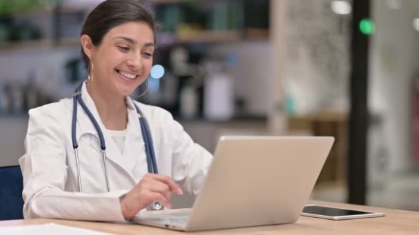 Hårt arbetande indiska kvinnliga läkare gör Video Call på laptop i Cafe — Stockvideo