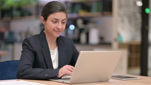 Giovane donna d'affari indiana con il computer portatile sorridente alla macchina fotografica in Cafe — Video Stock