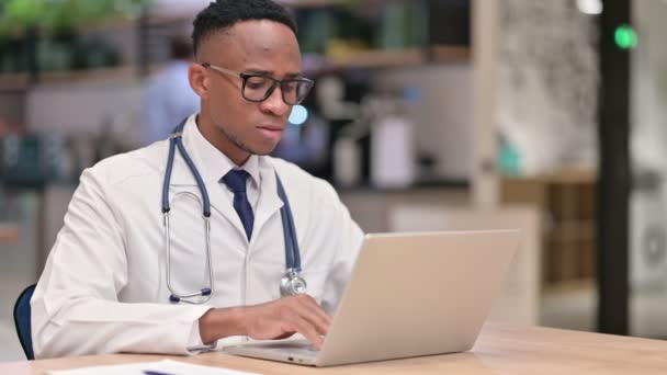 Gerichte Afrikaanse Man Doctor Werken op Laptop in Office — Stockvideo