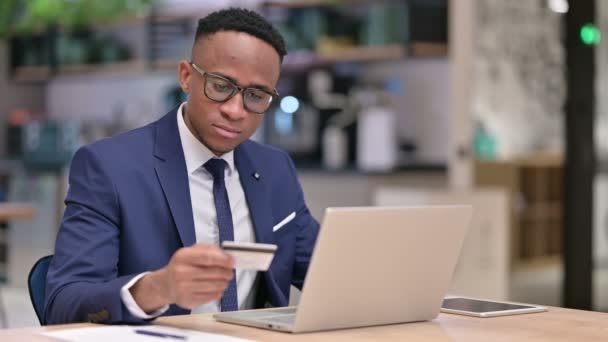 Chyba online platby na notebooku pro africké podnikatele v kanceláři — Stock video