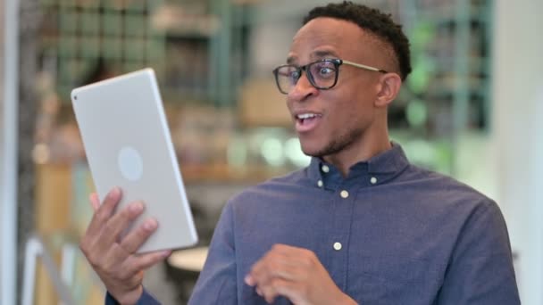 非洲男子在数码平板电脑上进行视频通话的肖像 — 图库视频影像