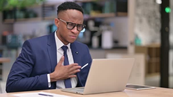 Nemocný africký podnikatel s laptopem kašel v kanceláři — Stock video