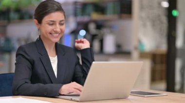 Kafe 'de laptopta video görüşmesi yapan Hintli profesyonel iş kadını. 