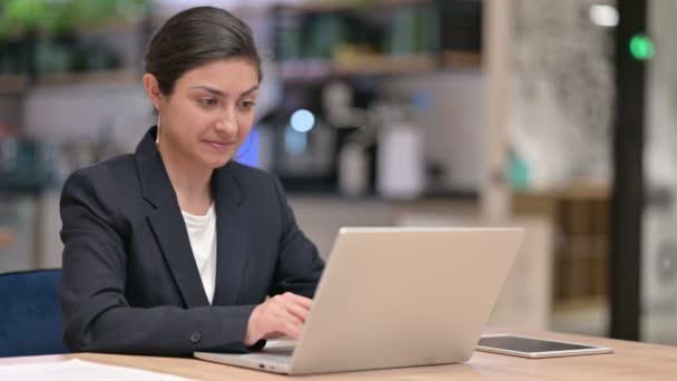 Förlust, ung indisk affärskvinna reagerar på misslyckande på laptop i Café — Stockvideo