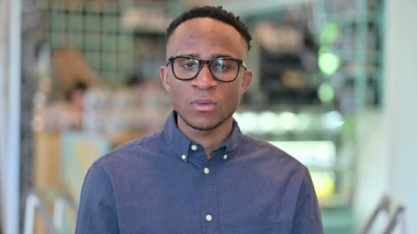 Retrato de Jovem Africano Desapontado Reagindo à Perda — Vídeo de Stock