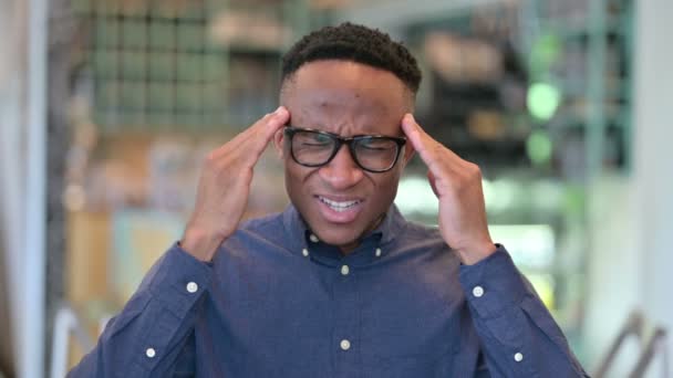 Retrato de um jovem africano exausto com dores de cabeça — Vídeo de Stock