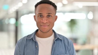 Sıradan Afrikalı Adam 'ın Kafasını Sallayarak Evet Demesi 