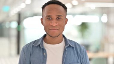 Gösterişli ve Davetkar Afrikalı Adam Portresi 