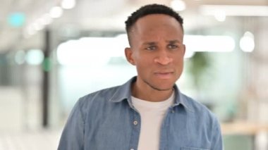 Fırsat Arayan Meraklı Afrikalı Adamın Portresi