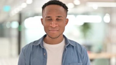 Sıradan Afrikalı Adam 'ın Kafasını Sallayarak Hayır Demesi 